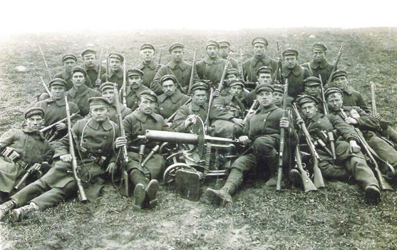 Lithuanian infantrymen with a Maxim machine gun.